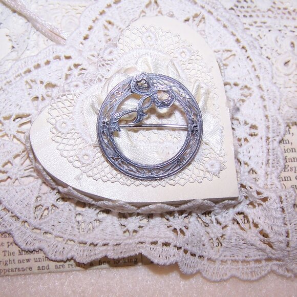 Art Deco Sterling Silver Filigree Pin Brooch - Circle with a Bow - Picture 1 of 6